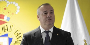 拉米雷斯发出疑问 海滩上万的游客为何球场不能有