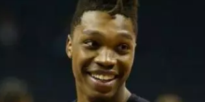 沃克谈自己发型 小时候被虐待长发是面具