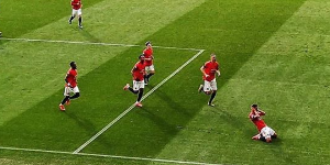 为了让球迷们更加拥有比赛氛围 曼联展示上万球迷横幅照