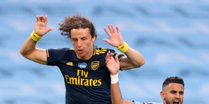 内维尔批评路易斯从不吸取教训 太鲁莽了