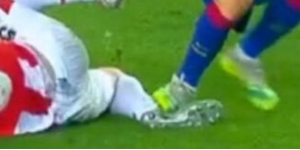 梅西踩了毕尔巴鄂竞技球员？这至少得要黄牌！