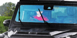 曼联球员开大G上班 停车场变身陆军基地