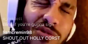 球迷让奥巴梅扬要续约就眨眨眼 结果他的表情亮了！