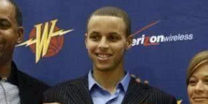 库里为什么是白皮肤？库里是黑人皮肤怎么是白的？