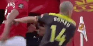 内维尔表示不喜欢罗梅乌的犯规 那个动作会被红牌