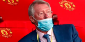 弗爵爷在梦剧场看台 网友提醒其口罩遮住鼻子