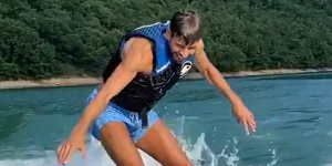 皮克违反纪律规定 放假时外出玩冲浪板