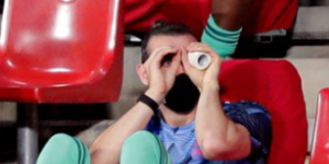 贝尔在替补席用卷纸筒看比赛 完全没有看着球队