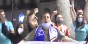 皇马球迷聚集在巴萨的庆祝地点 但都未保持安全距离