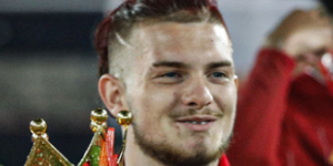 埃利奥特称英超最年轻冠军得主 赛后激动的秀出奖杯