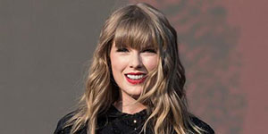 泰勒送珍贵礼物给娜塔莉亚 曾是她的疯狂迷妹