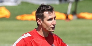 克洛泽专门辅导莱万射门 给莱万提供建议