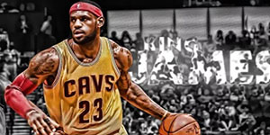 勒布朗-詹姆斯训练结束后接受采访 座椅成亮点