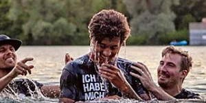 理查兹在湖中接受洗礼 时常参加教会活动