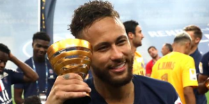 内马尔似乎忘记巴萨 现在在巴黎过的很美好