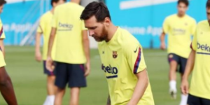 梅西贴上保护贴片 已经摘掉了脚踝的绷带