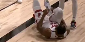 科沃尔恶意犯规 伊戈达拉被垫脚表情痛苦