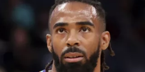 康利：球队被淘汰后离开球场 感觉非常的艰难