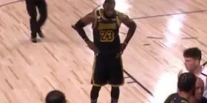 巴特勒与霍华德起冲突 詹姆斯在一旁叉腰吃瓜