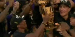 湖人夺得总冠军 捧杯致敬科比