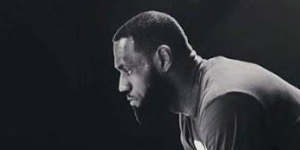 詹姆斯晒照致敬科比 24号球衣放在腿上