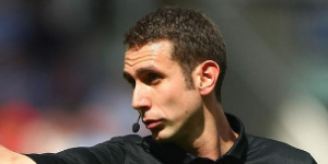 裁判库特认为球员越位在先 不是红牌