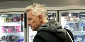 莱因克尔逛商店没带口罩 被路人拍到