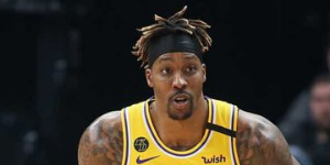 霍华德加盟76人球队 总经理莫雷亲自迎接