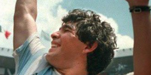 贝利悼念球王马拉多纳 以后一起在天上踢球