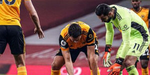 希门尼斯头部被路易斯重伤 已经送医急救