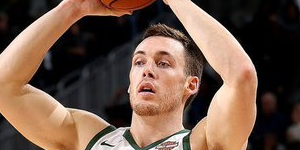 康诺顿加盟雄鹿 一直泡在训练馆中