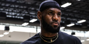 西大新援亮相湖人合练 詹姆斯纪念科比