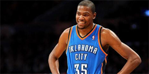 杜兰特穿过那些号码的球衣