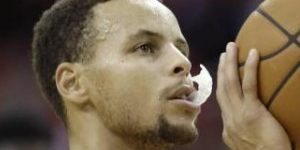 库里为什么咬牙套