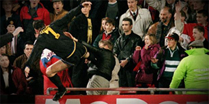 坎通纳飞踹场边球迷