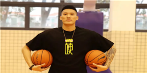 曾繁日脚踏两只船