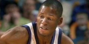 雷阿伦球衣退役了吗