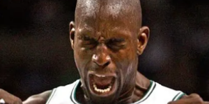 加内特球衣什么时候退役的