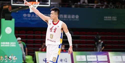 郭艾伦年薪多少