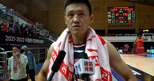 周鹏为什么能当队长