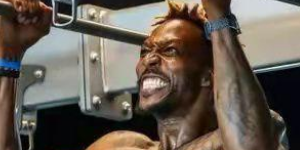 霍华德的年薪多少