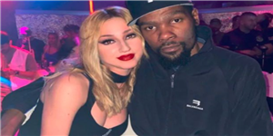 KD与前队友逛希腊夜店 怀抱性感美女合影