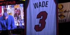 热火什么时候退役韦德球衣