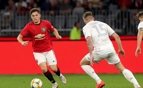 丹尼尔·詹姆斯惯用脚