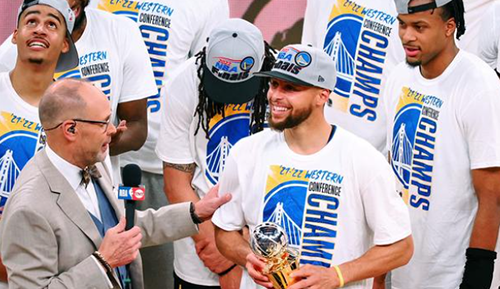 第一个高考语文交卷走出校门的考生 大喊勇士总冠军