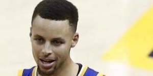 库里扔牙套是哪场比赛