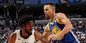 库里扔牙套给裁判是怎么回事