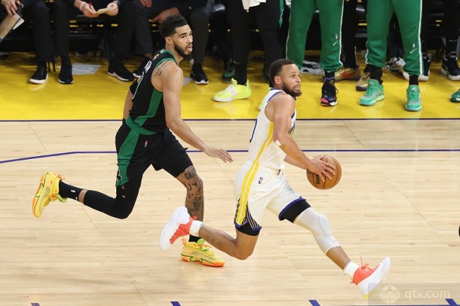 库里狂砍40分塔图姆空砍23分