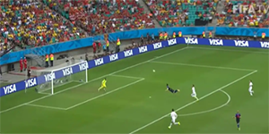 范佩西的鱼跃冲顶是谁传的球