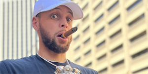 库里冠军游行怀抱三座奖杯 冠军戒指直接当项链